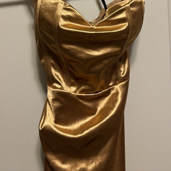 Gold gown - Picture 4 of 6